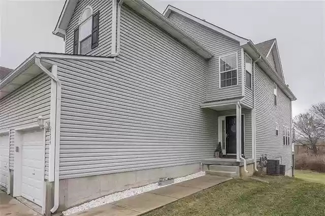 2224 Sw Rambling Vine Rd - Photo 3 of 39