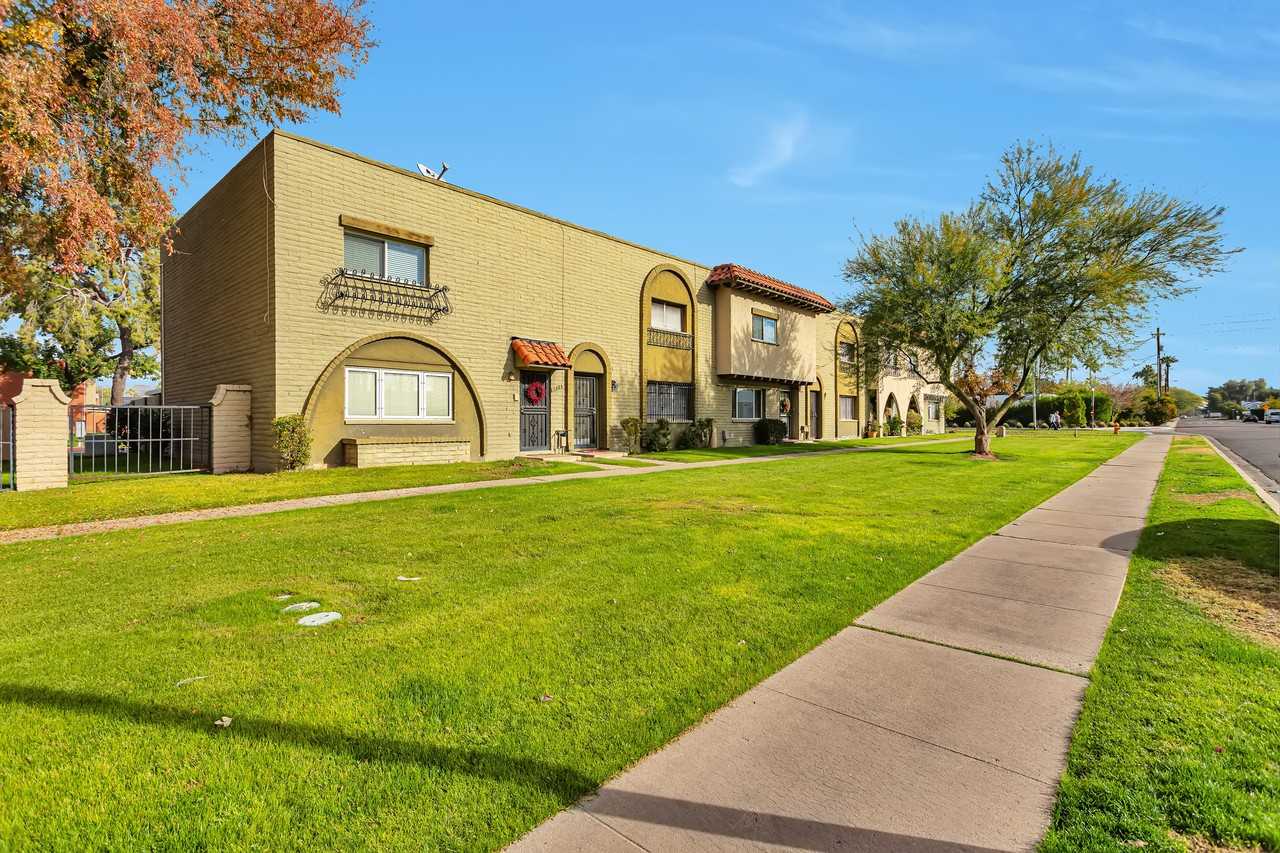 2964 E Clarendon Ave - Photo 3 of 15