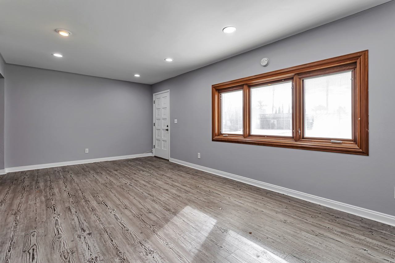 2964 E Clarendon Ave - Photo 5 of 15