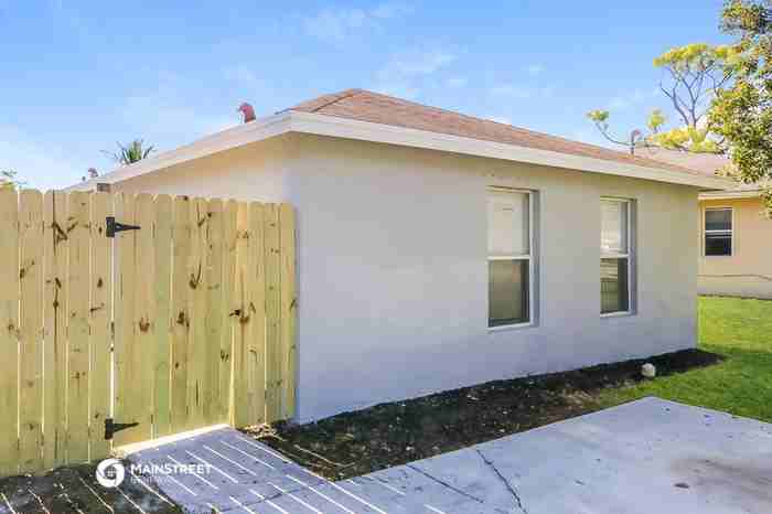 6718 4th St - Photo 3 of 16