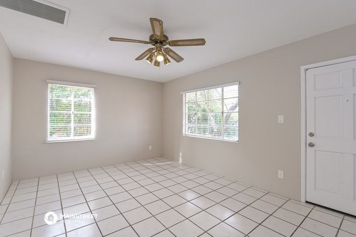 4934 E 17th St - Photo 3 of 16