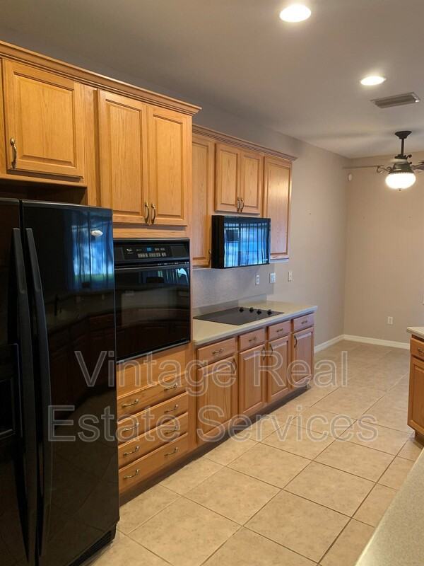 10724 Banfield Dr - Photo 3 of 34