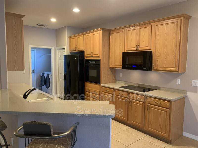 10724 Banfield Dr - Photo 5 of 34