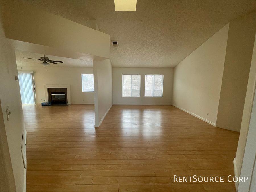 1524 Safari Ct - Photo 3 of 33