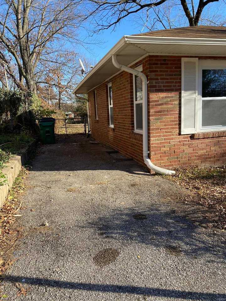 812 N Rock Hill Rd - Photo 2 of 31