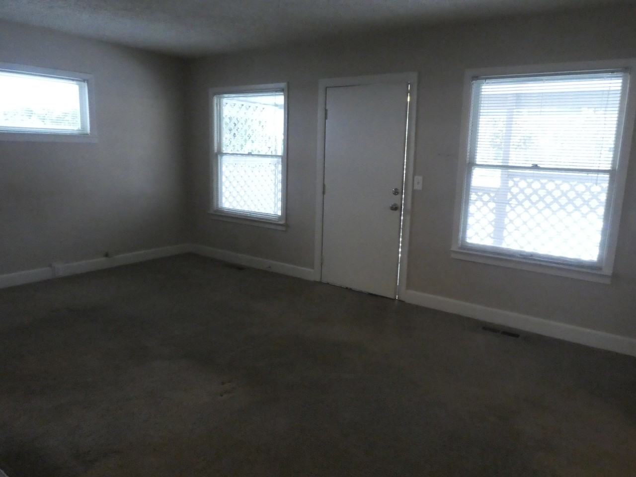 2333 Se Tacoma St #1 - Photo 4 of 32