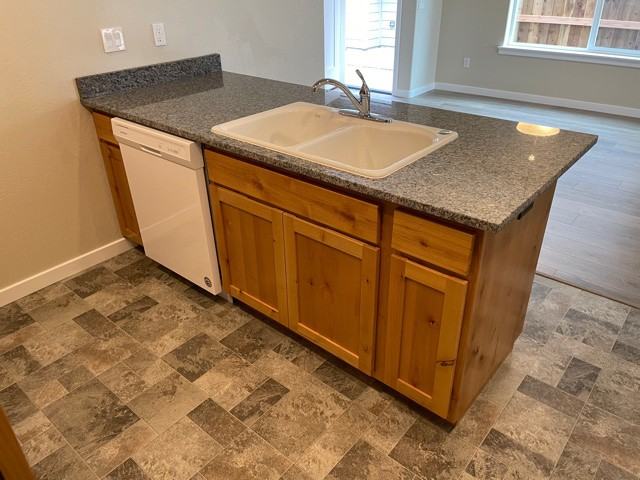 1014 Sw Oliver Pl #1 - Photo 5 of 9