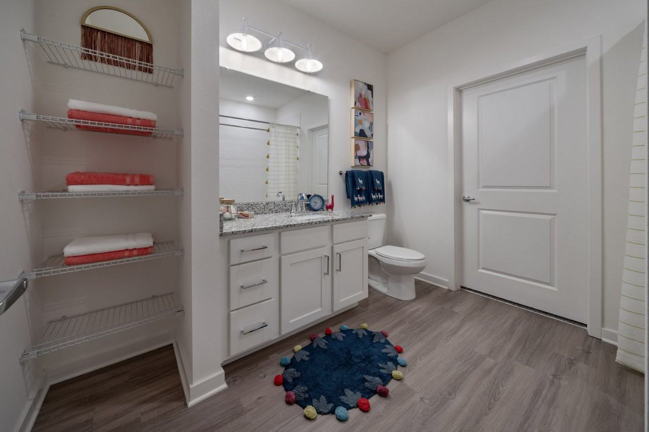 Makara Orlando - Photo 3 of 36