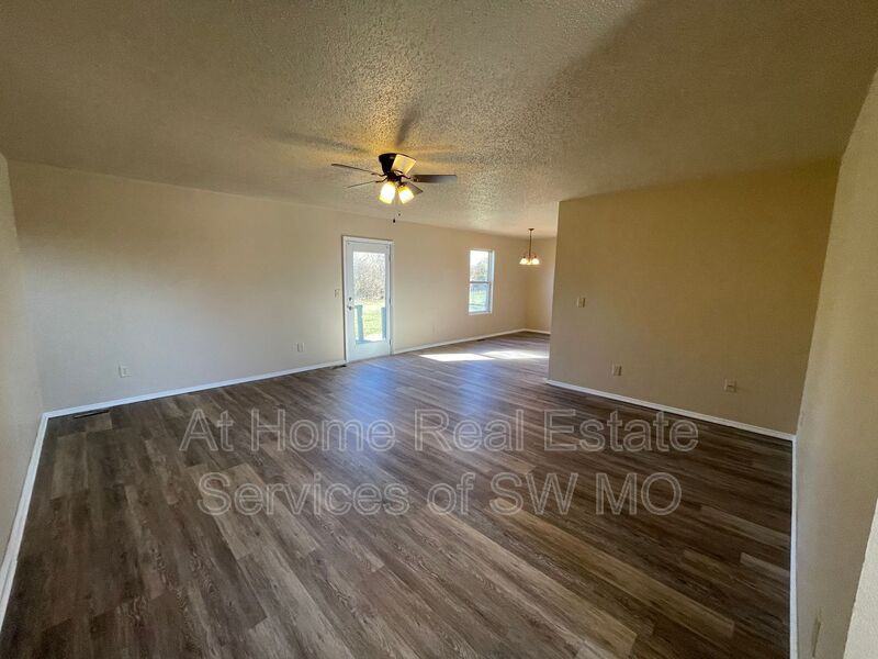 1406 S 18th Ave - Photo 2 of 13