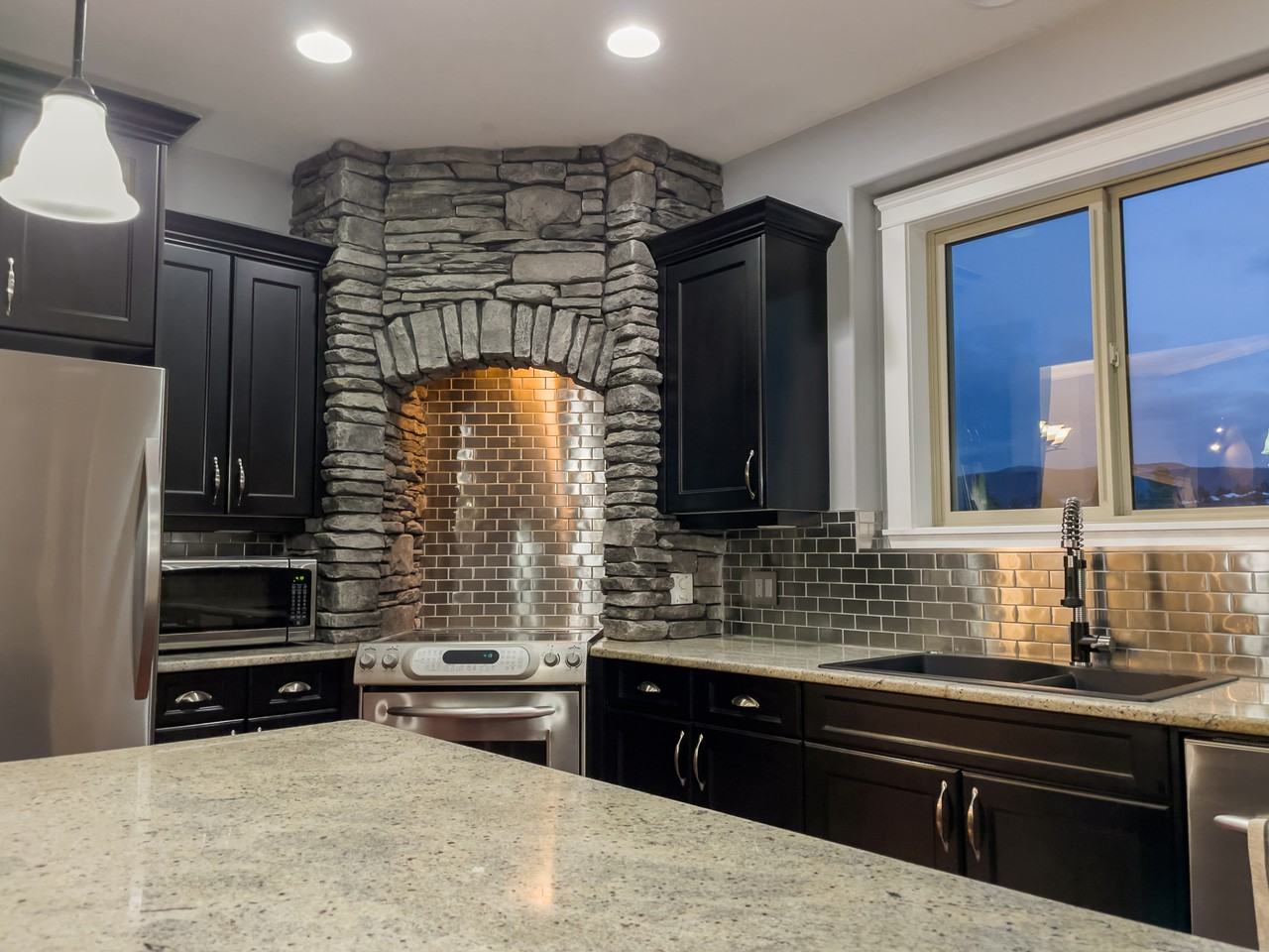 1090 Hume Avenue - Photo 2 of 22