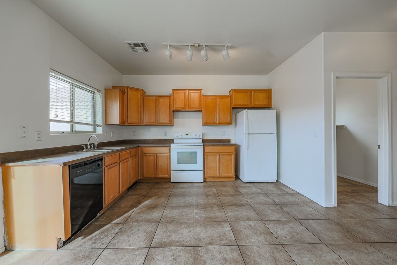 7312 S 56th Ln - Photo 7 of 24