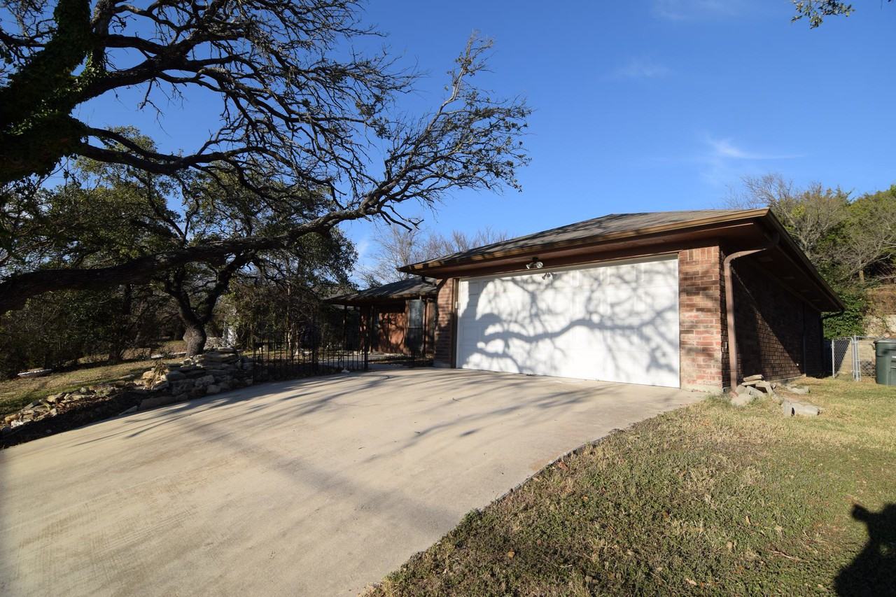 2213 Phyllis Dr - Photo 2 of 21