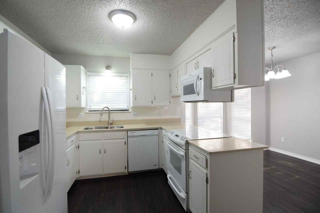 2213 Phyllis Dr - Photo 4 of 21