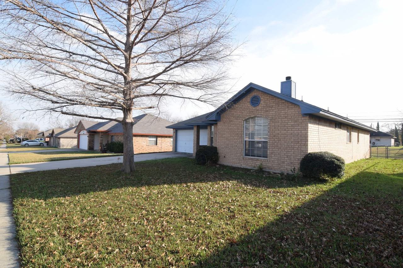 1702 Clairidge Ave - Photo 3 of 20