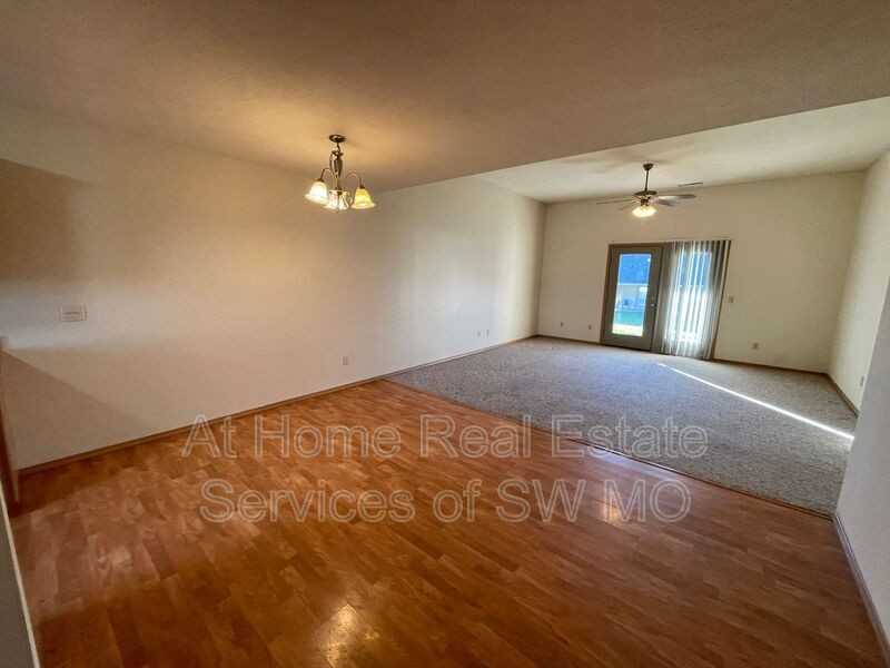 1123 N Northwood Ave - Photo 2 of 11