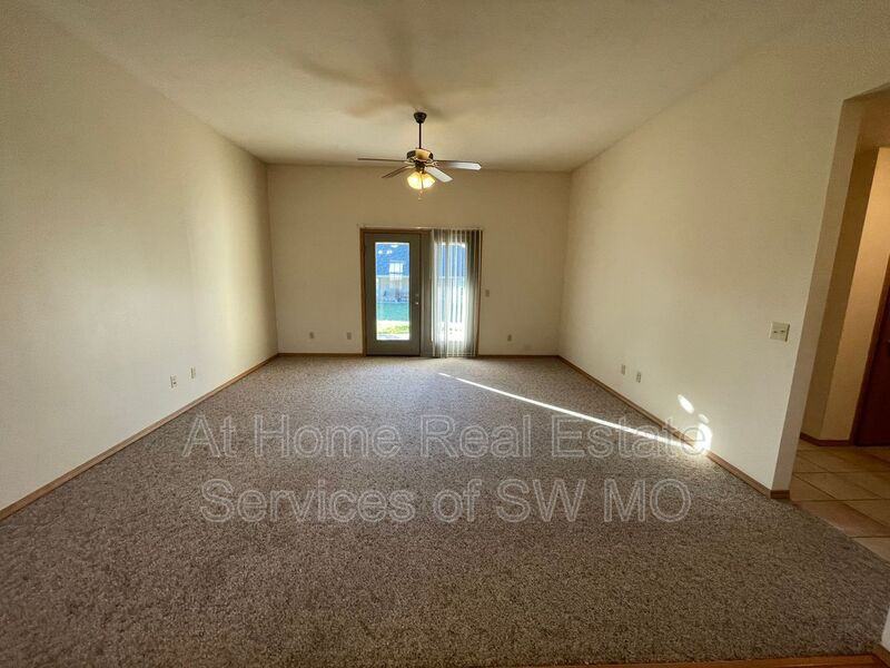 1123 N Northwood Ave - Photo 3 of 11