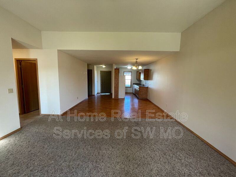 1123 N Northwood Ave - Photo 4 of 11
