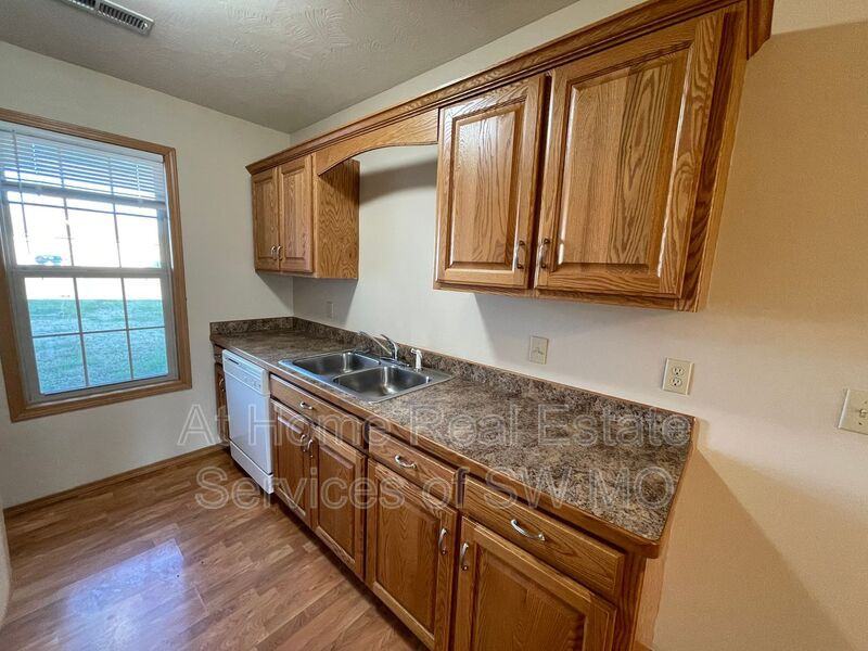 1123 N Northwood Ave - Photo 6 of 11
