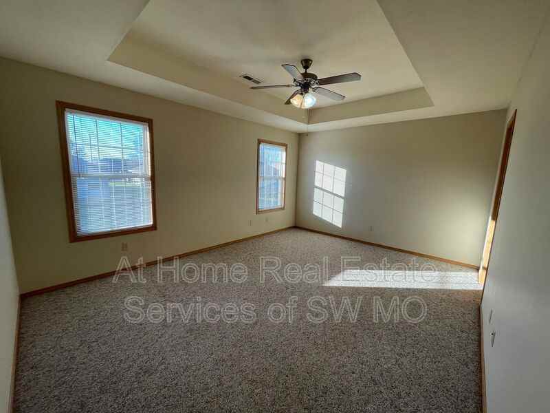 1123 N Northwood Ave - Photo 7 of 11