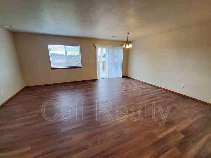 943 N Stanley St - Photo 2 of 10