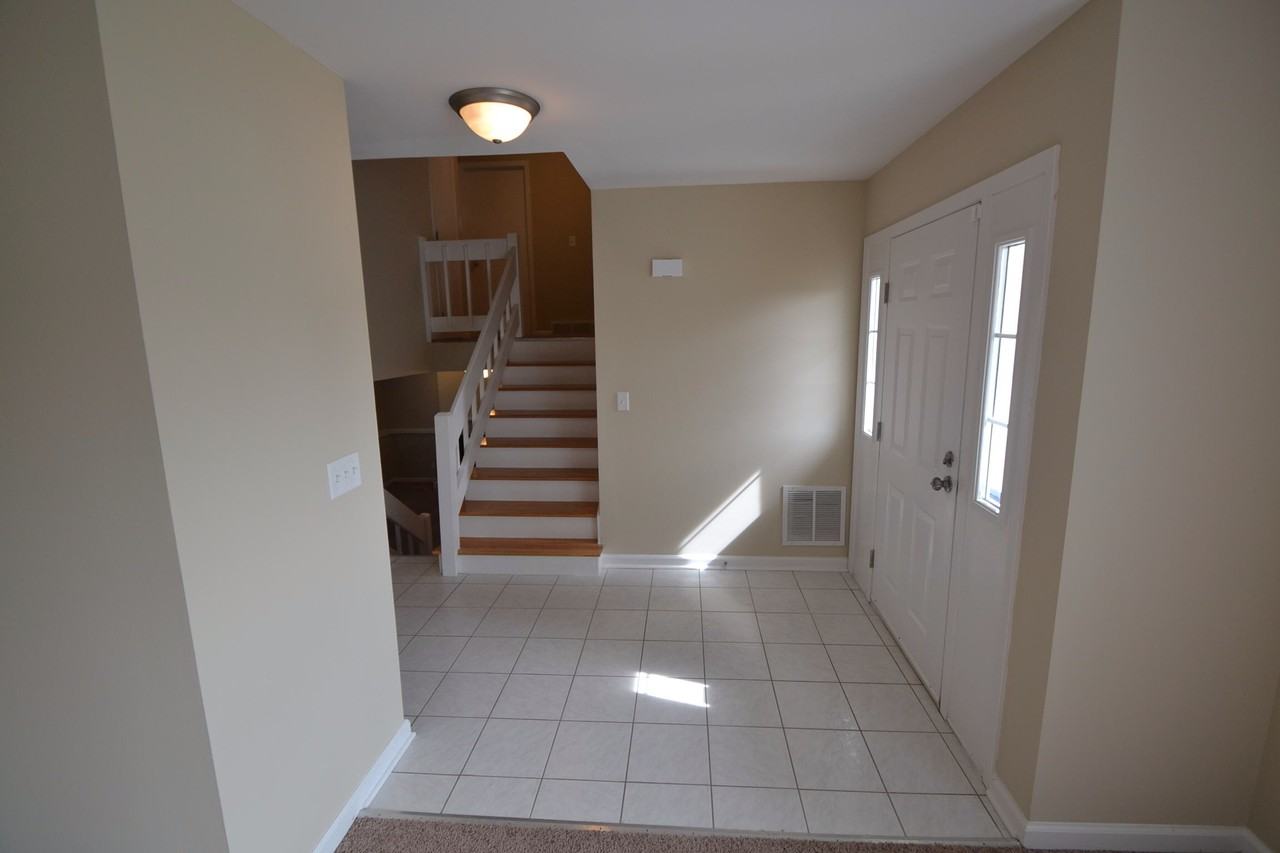 1046 Plum Tree Dr - Photo 2 of 10