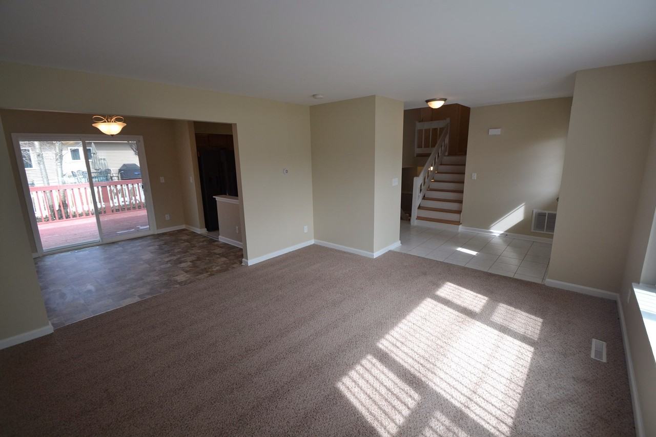 1046 Plum Tree Dr - Photo 3 of 10