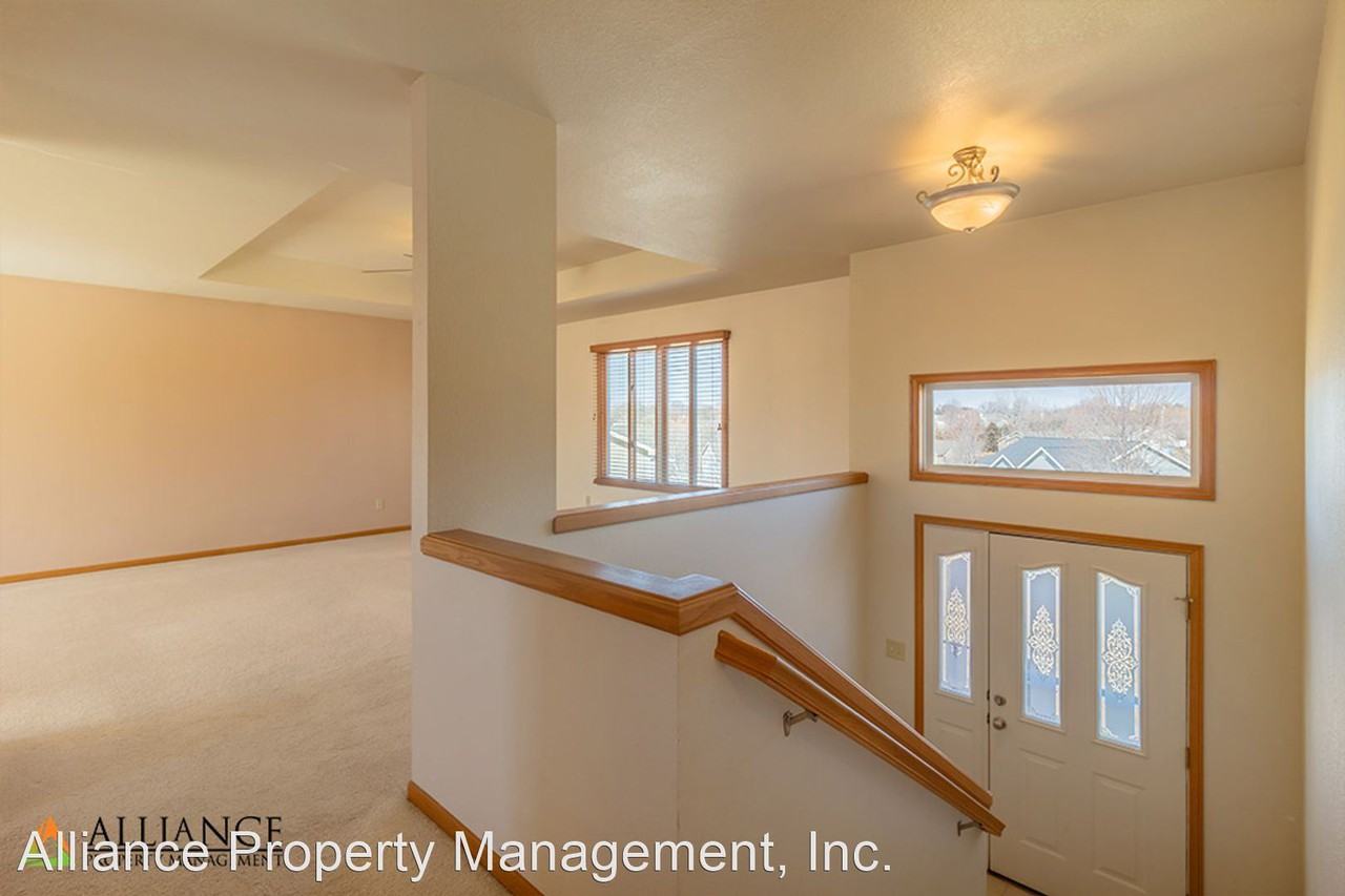 1009 Wilson Cir - Photo 2 of 12