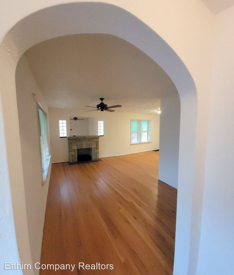 730 Dallas Dr - Photo 3 of 10