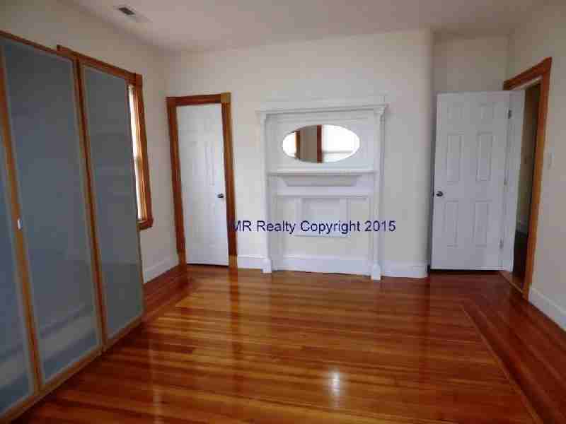 557 Heath St - Photo 2 of 8
