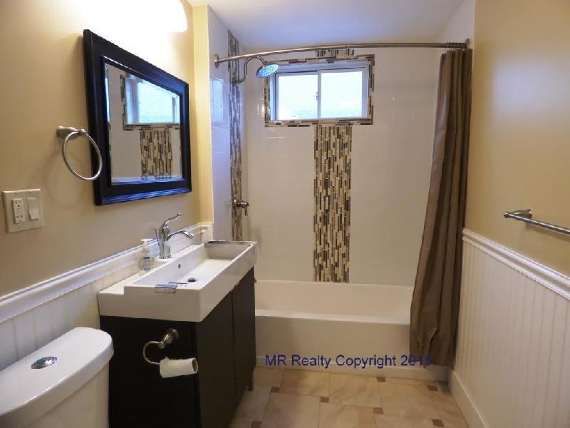 557 Heath St - Photo 3 of 8