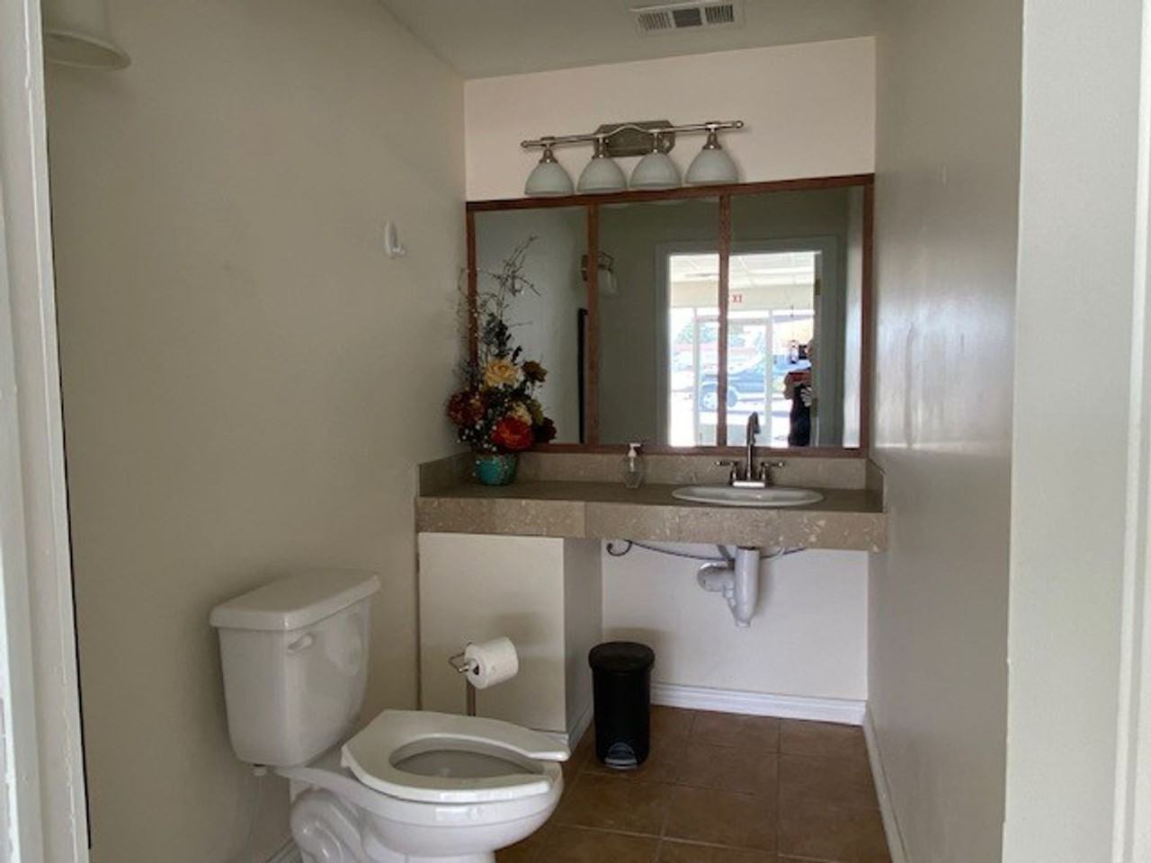 1407 W 2nd St - Photo 2 of 6