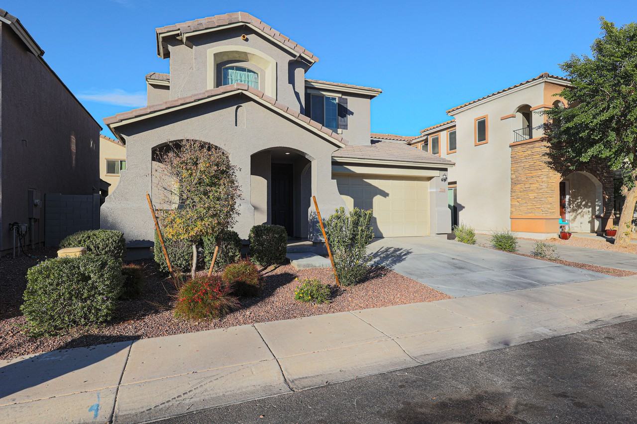 12038 W Polk St - Photo 2 of 28