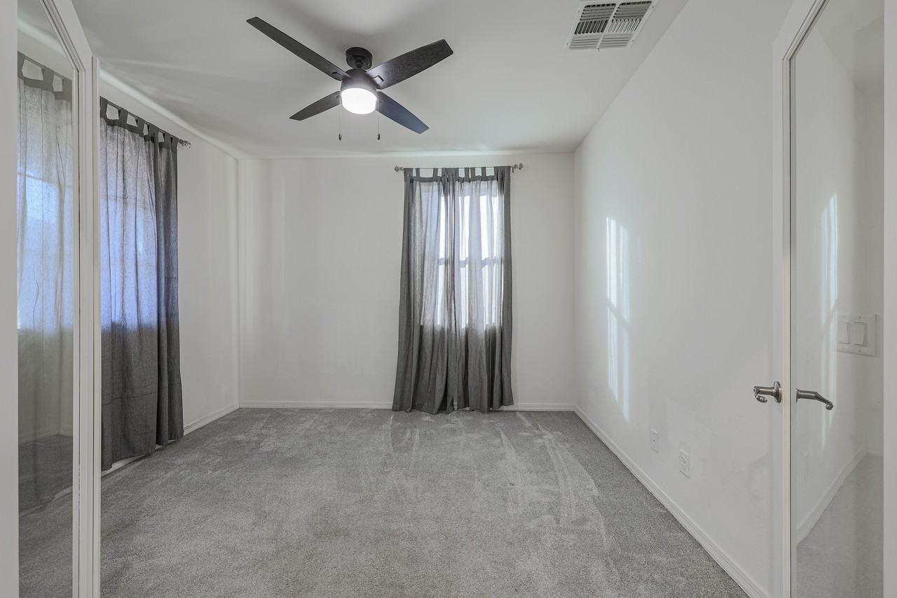 12038 W Polk St - Photo 4 of 28