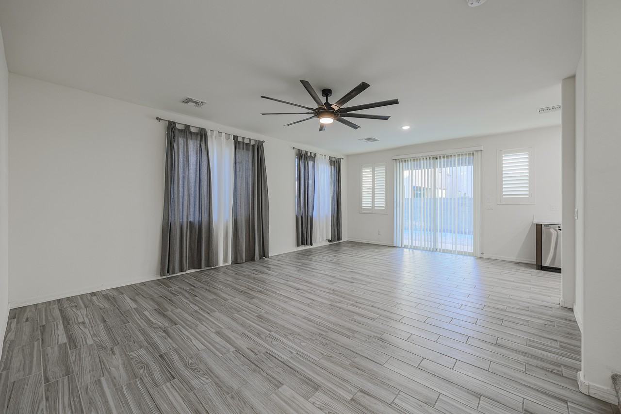 12038 W Polk St - Photo 7 of 28