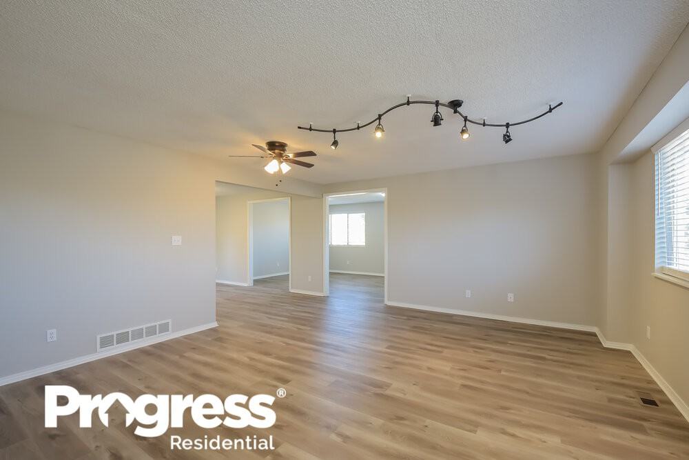 7533 S Estes Ct - Photo 3 of 16
