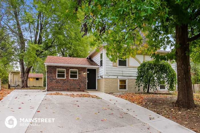 631 N Powahatan Dr - Photo 2 of 18