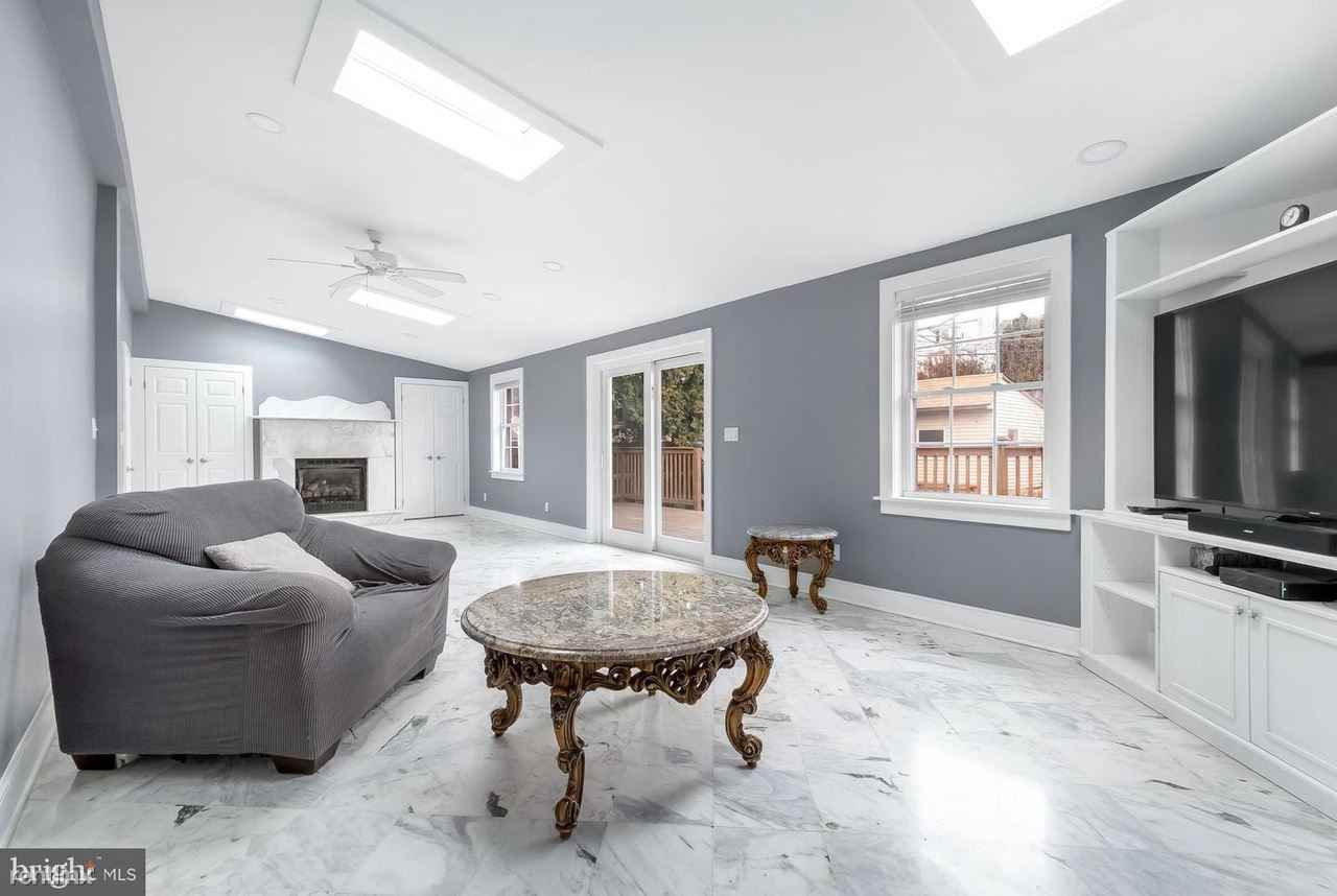 321 Fuller St - Photo 3 of 10