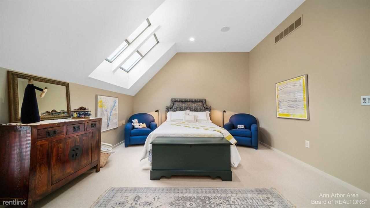 1047 Young Pl - Photo 2 of 9