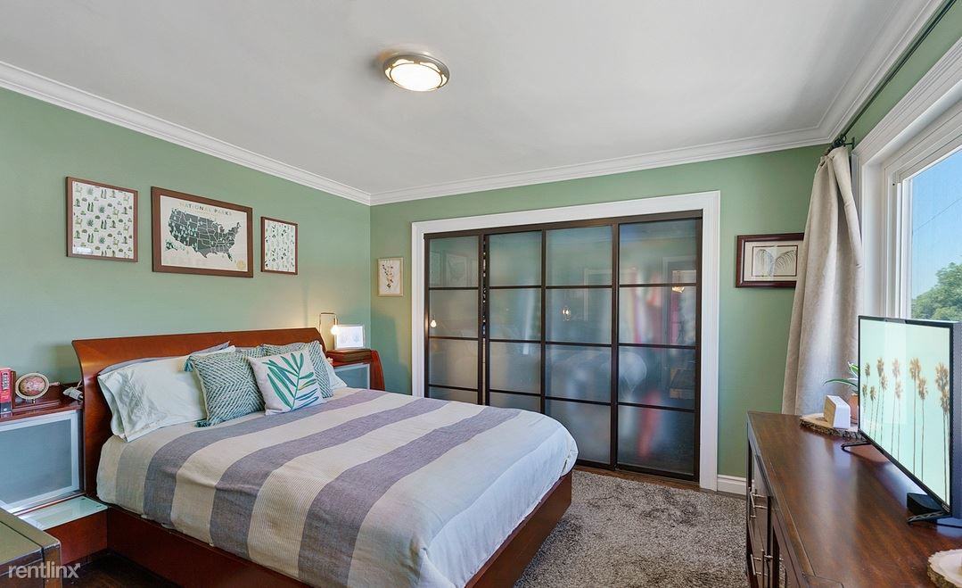 202 W Berry St - Photo 2 of 13