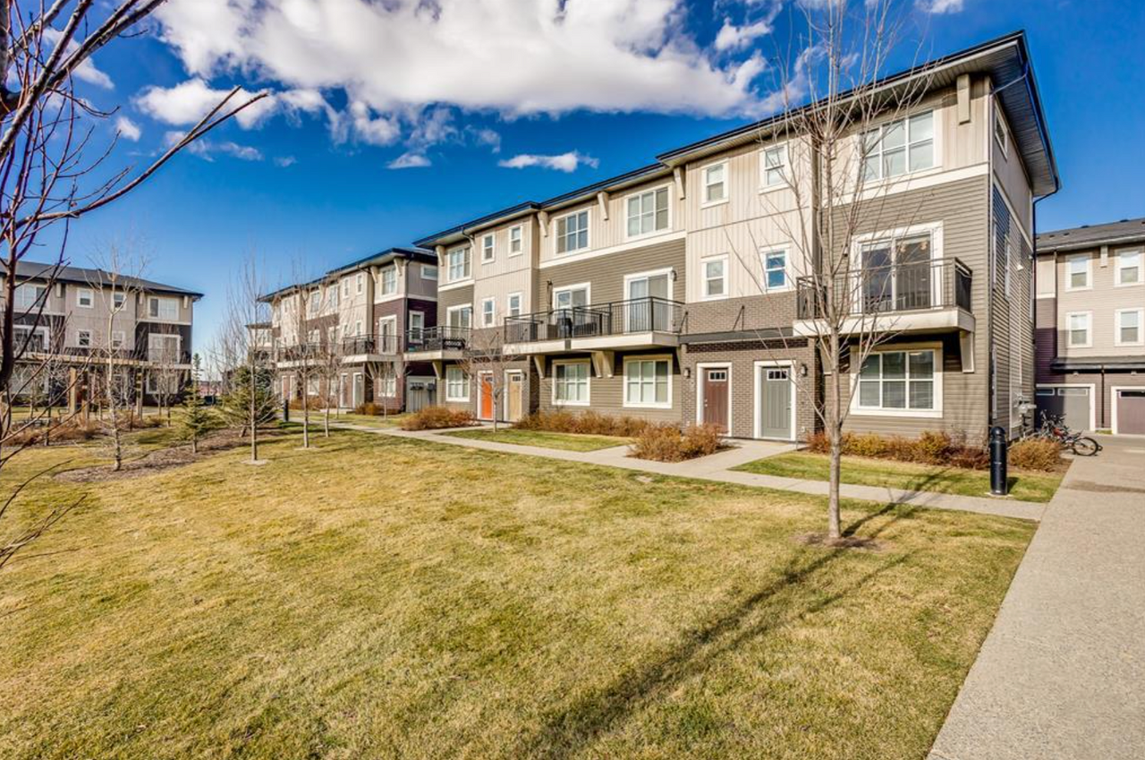 Beautiful 3 Bed + Den + 2.5 Bath Townhouse / Double Garage