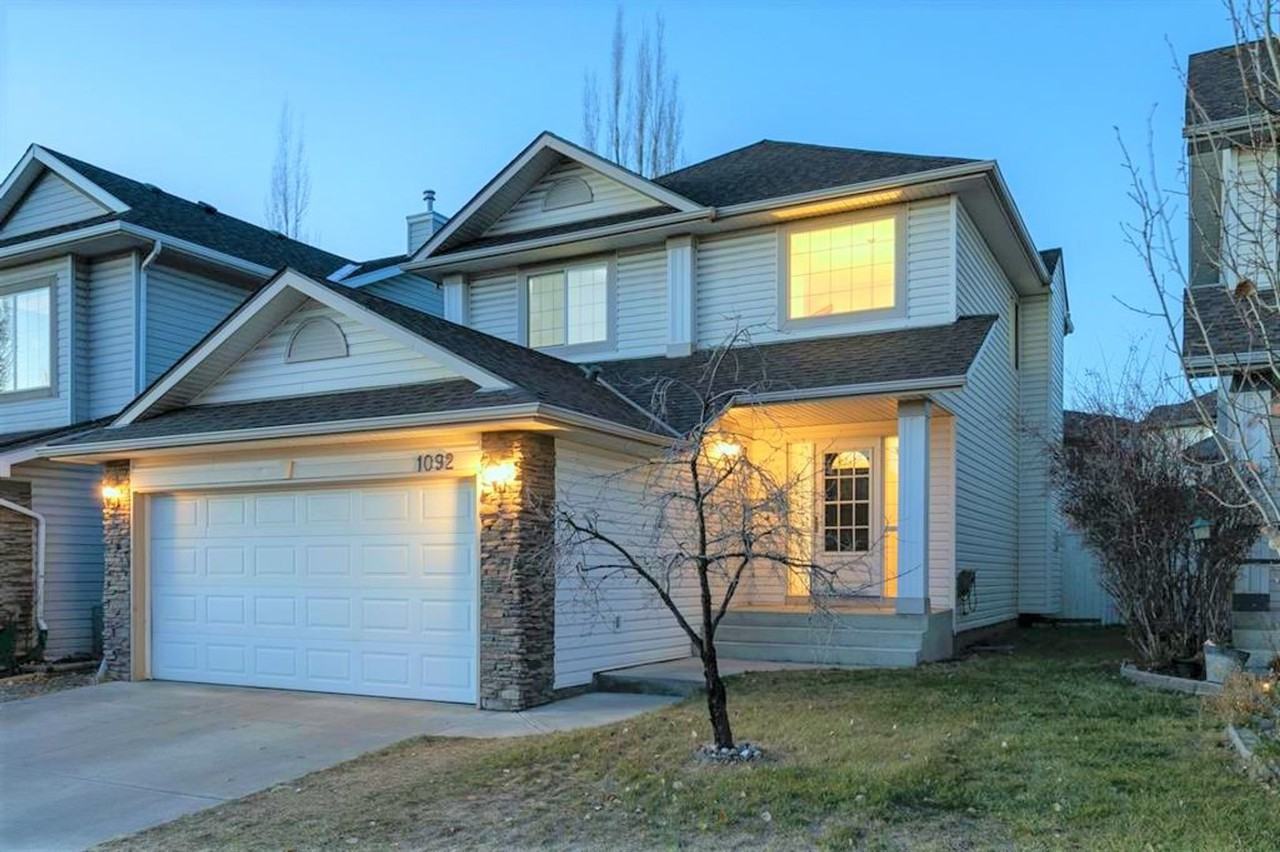 Beautiful 3 Bed + Den + 3.5 Bath Home / Cranston / Garage / Developed