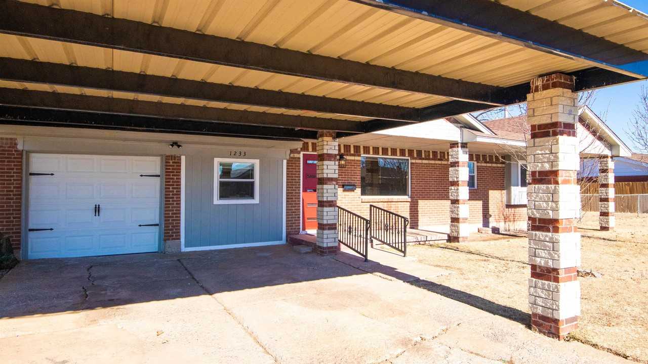 1233 Sw 65th St #1 - Photo 4 of 29