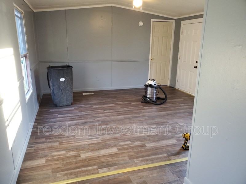 1033 S Main St - Photo 3 of 9