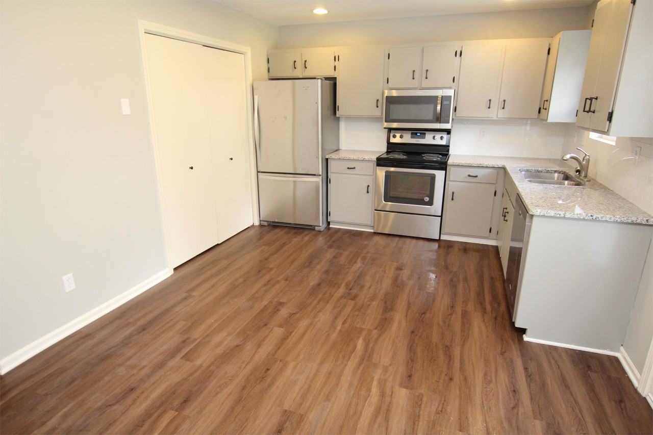 705 E 1st St #1 - Photo 3 of 17