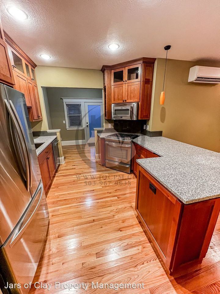 758 Edwards Rd S - Photo 2 of 11