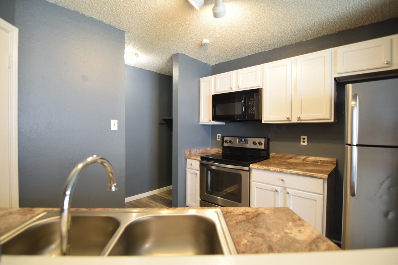 2602 Hemlock Dr - Photo 4 of 17