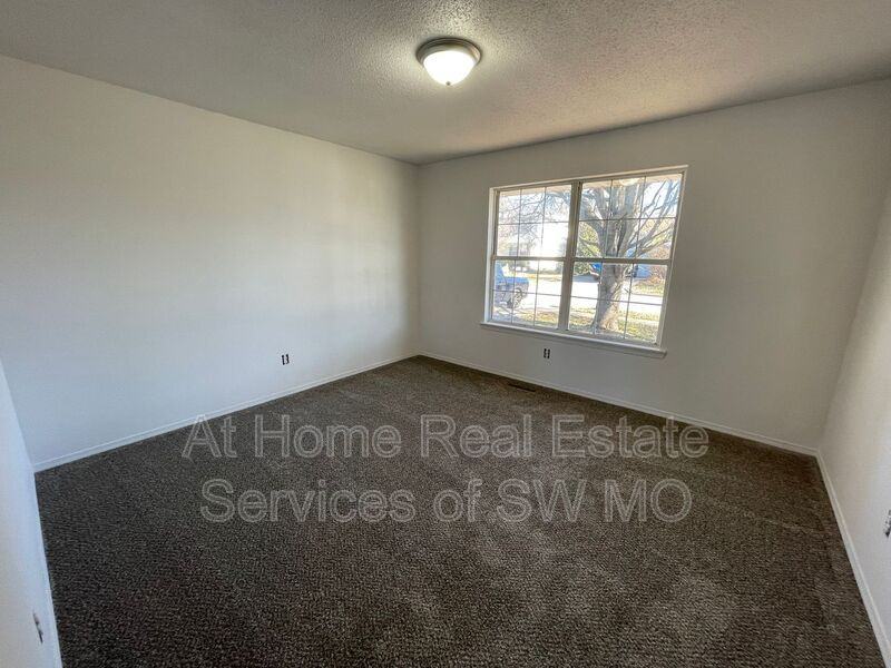 5543 S Walnut Hill Ave - Photo 7 of 10