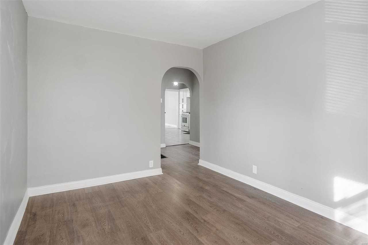 3243 Royalton Ave - Photo 2 of 25