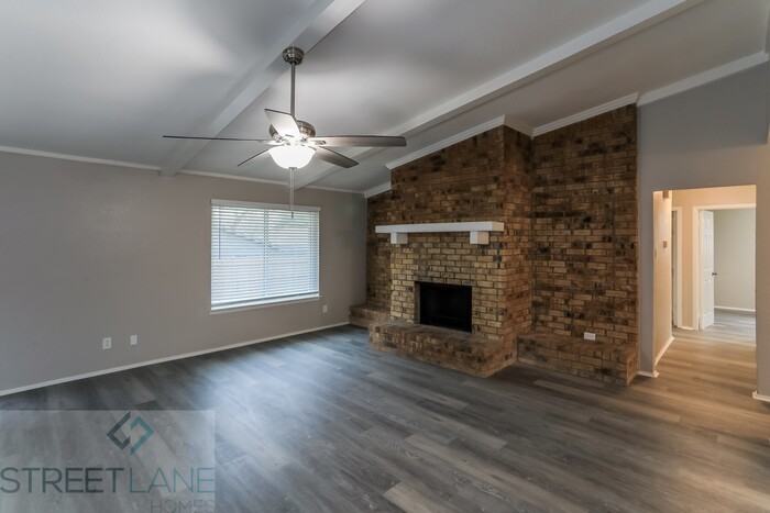 3025 Woodbridge Dr - Photo 3 of 15