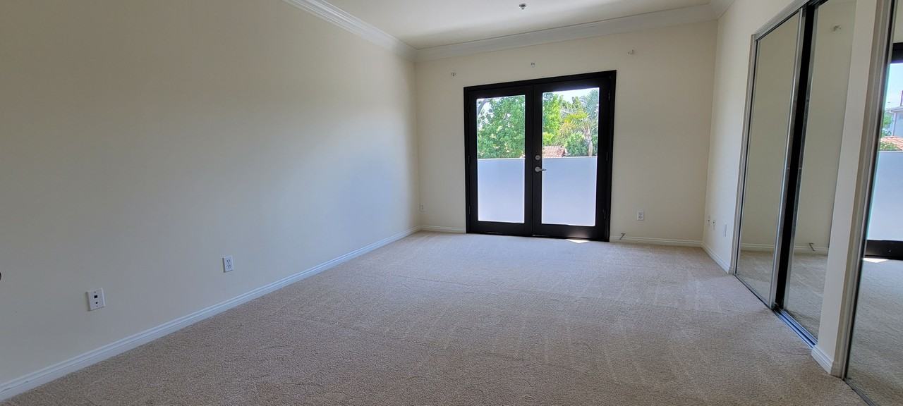 949 North Croft Avenue #203 - Photo 6 of 12